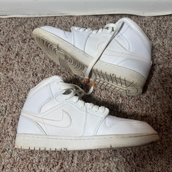 Mens Size 9.5 - Nike Air Jordan 1 Mid 'Triple White' Shoes White 554724-136 - Picture 2 of 8